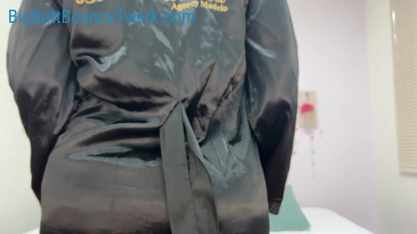 Carmen Clapping Her Phat Ass - BigButtBounceTwerk