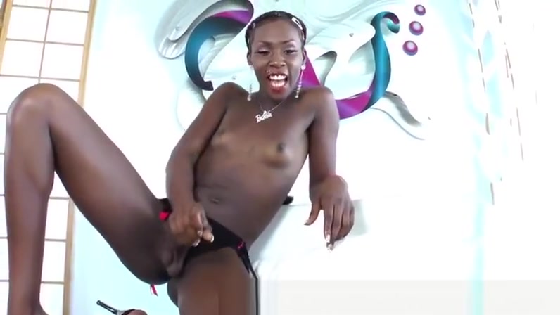 Ebonny tranny tugging on her black cock