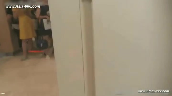 peeping chinese woman to go to the hospital for an injection.5
