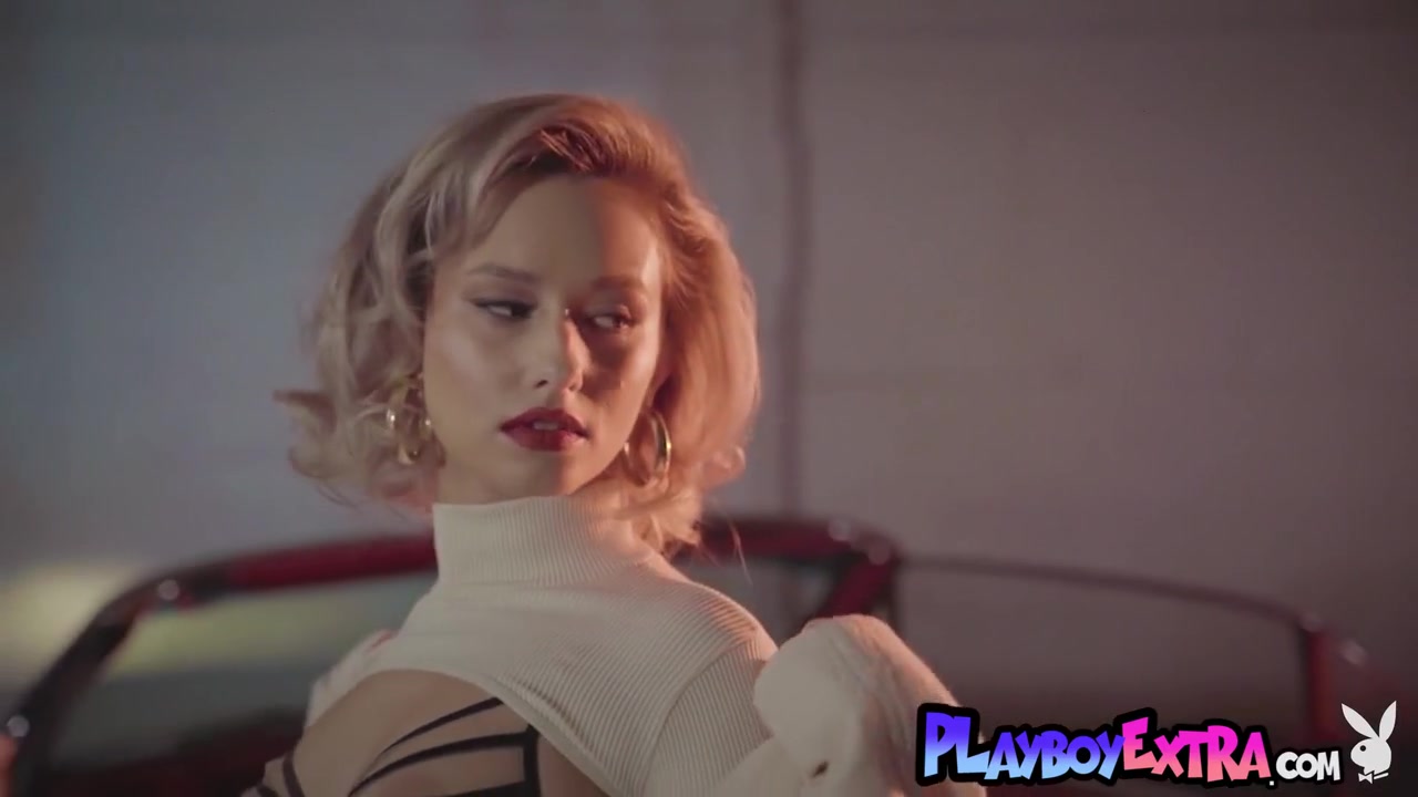 Petite Teen 18+ Blondie Reveals Her Pussy