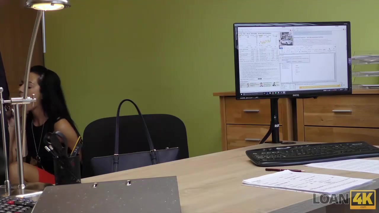 LOAN4K. La morena de pelo largo Inga Devil llega a una