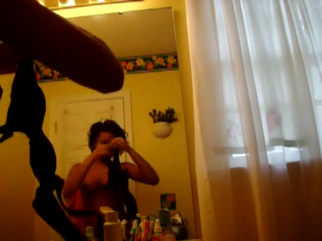 Dark-skinned bitch teases her awesome details