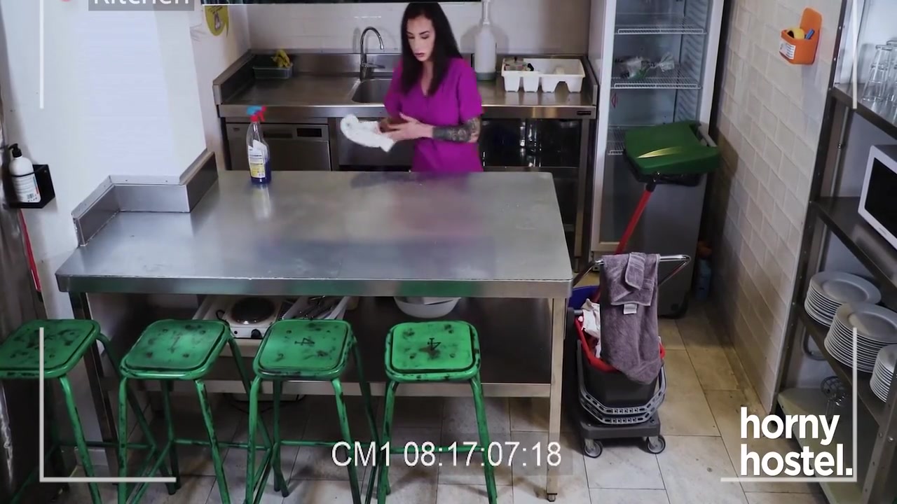 Curvy Cleaning Lady Medusa Fucked By Hostel Client 15 Min