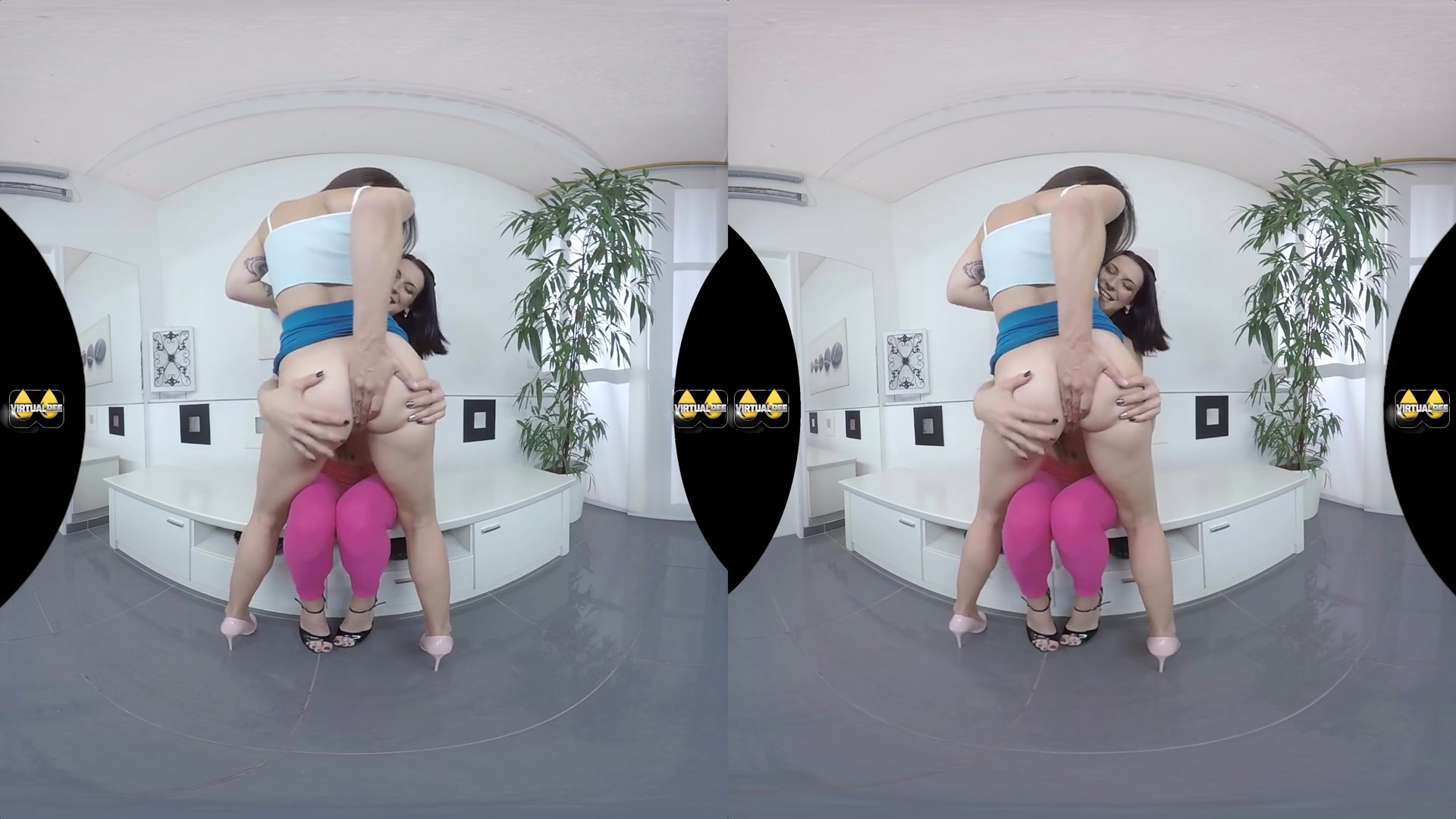 Lara Fox And Victoria Daniels - Yellow Shower Lesbian 3D Porn