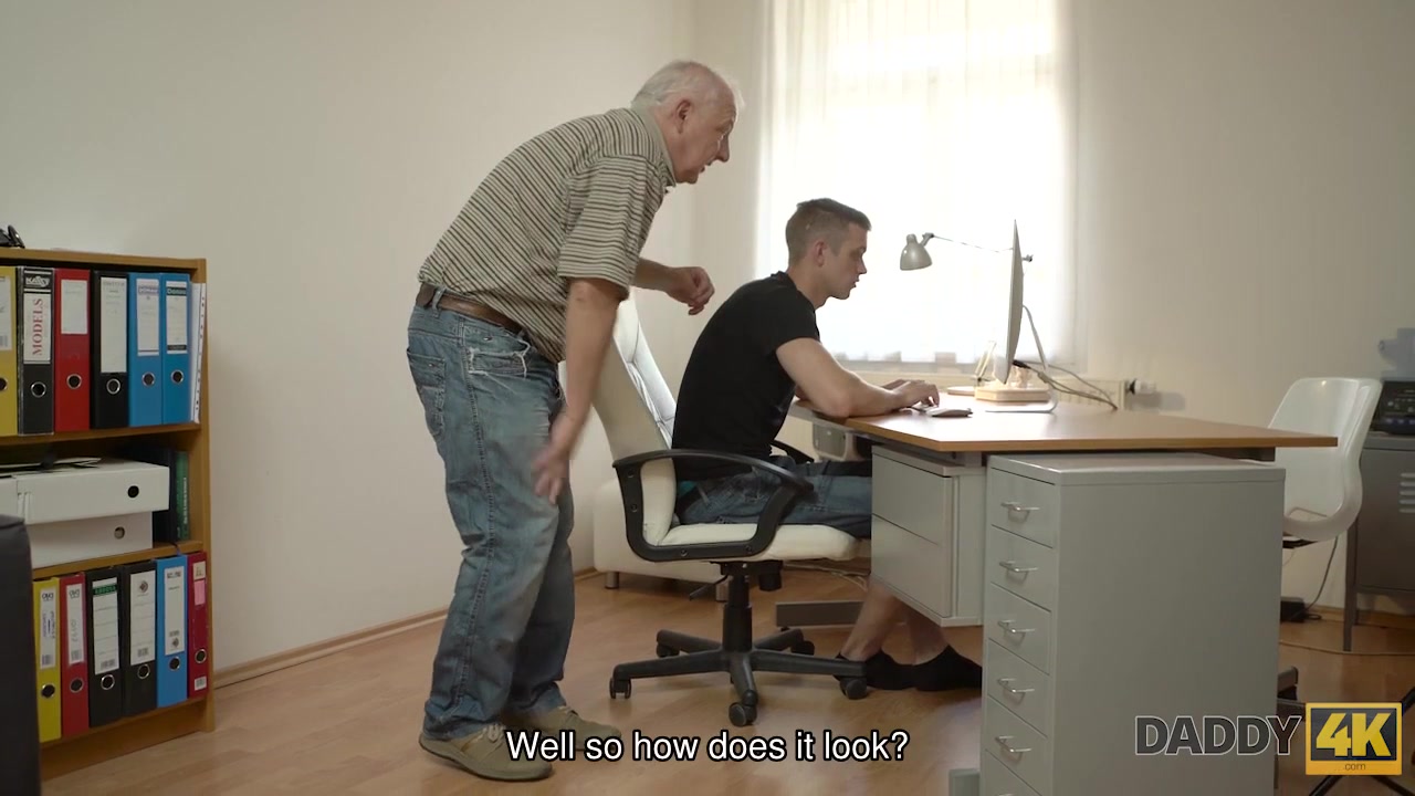 DADDY4K. Old man has troubles with computer but not with his dick