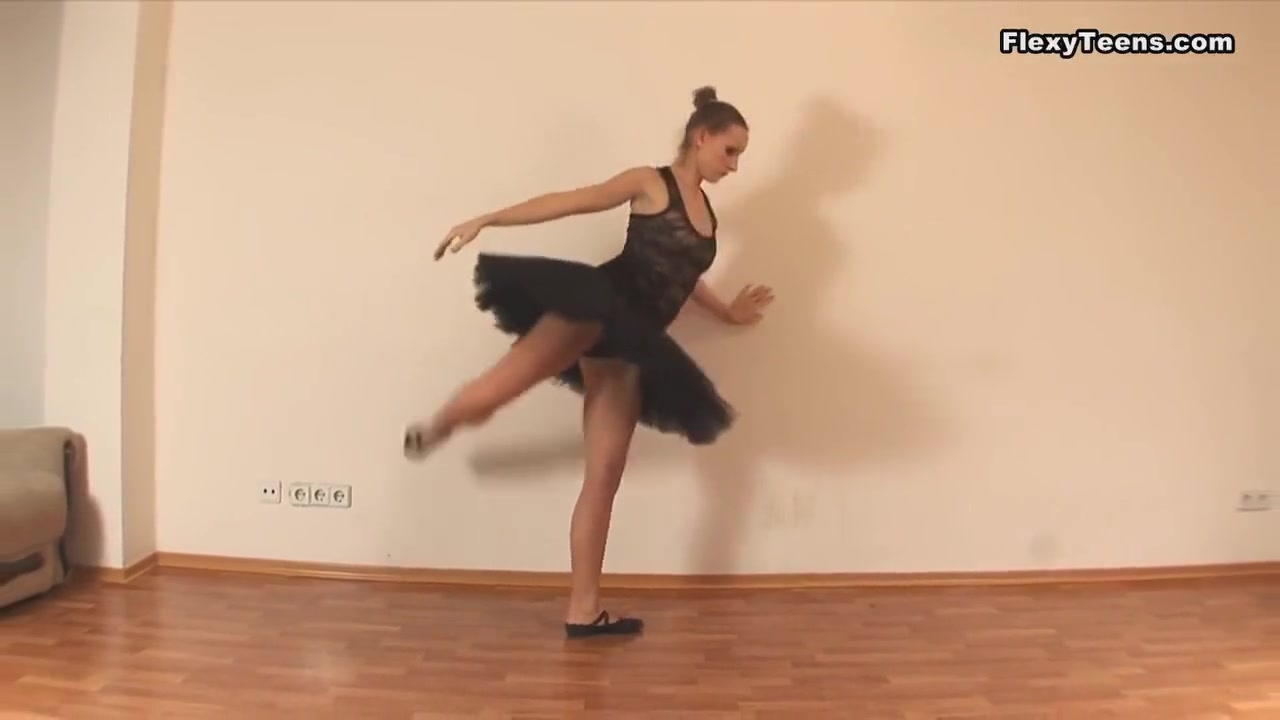 Brunette Skinny Gymnast Linda Paro Spreading Legs