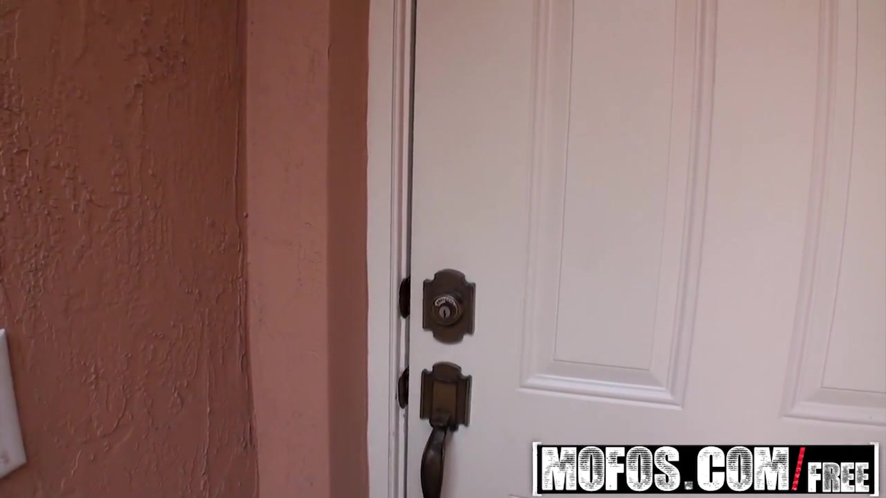 Mofos - Pervs On Patrol - Amanda Bryant - Peeking in the Window
