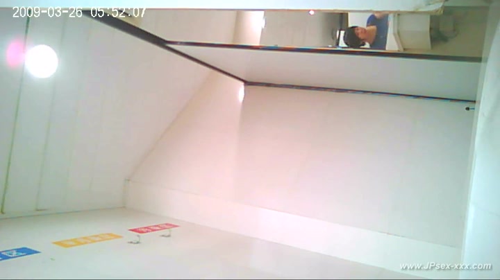 chinese girls go to toilet.10
