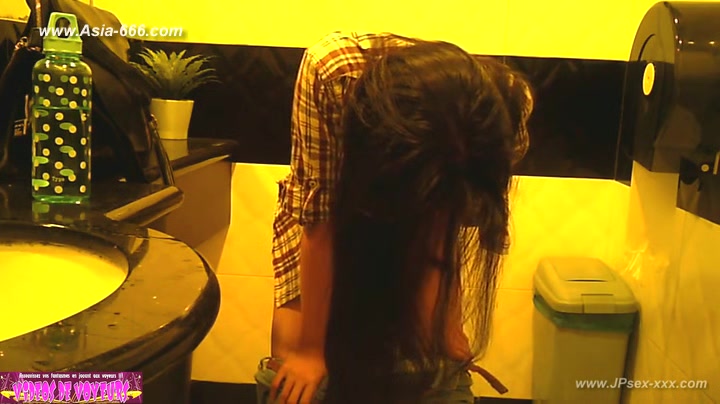 peeping taiwan girls go to toilet.8