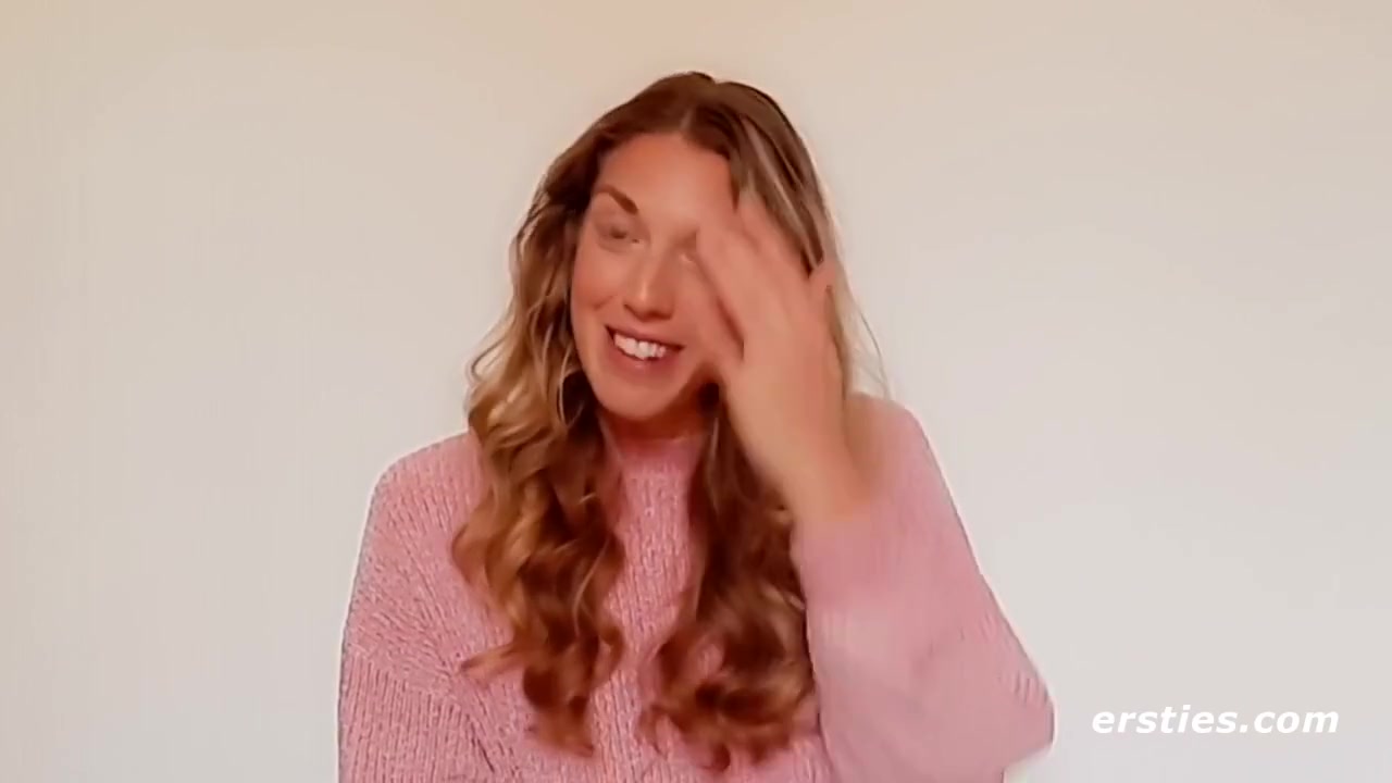 Sexy Babe Fingers Her Shaved Pussy