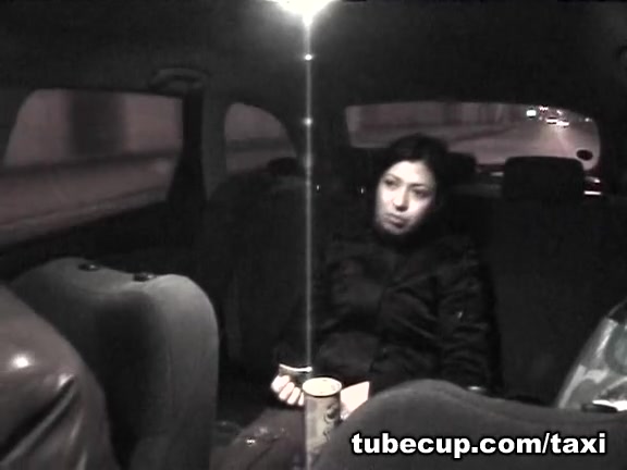 Sultry amateur paying oral for a taxi ride