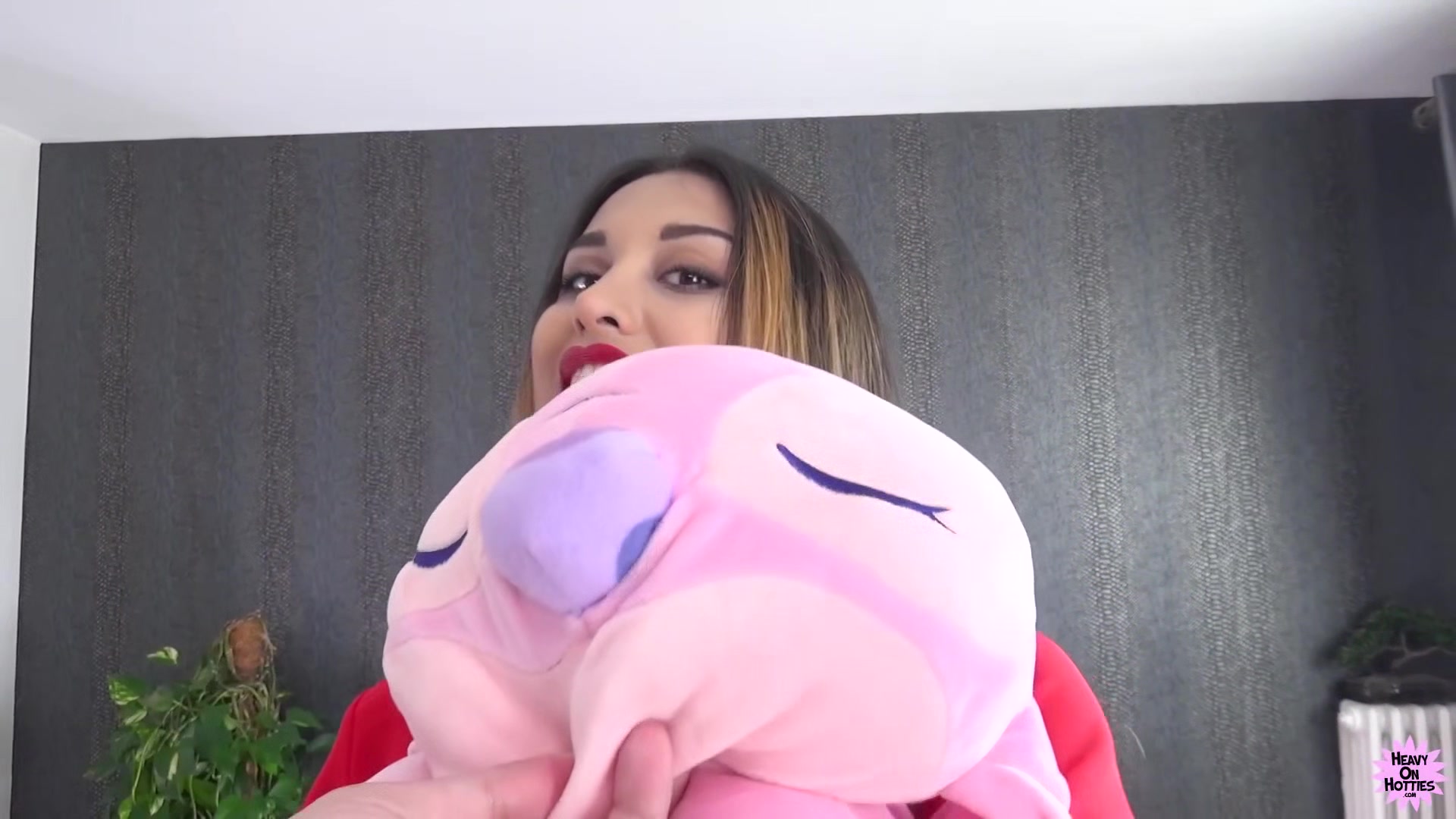 Hot Piece of Ass With Roxy Lips - HeavyOnHotties