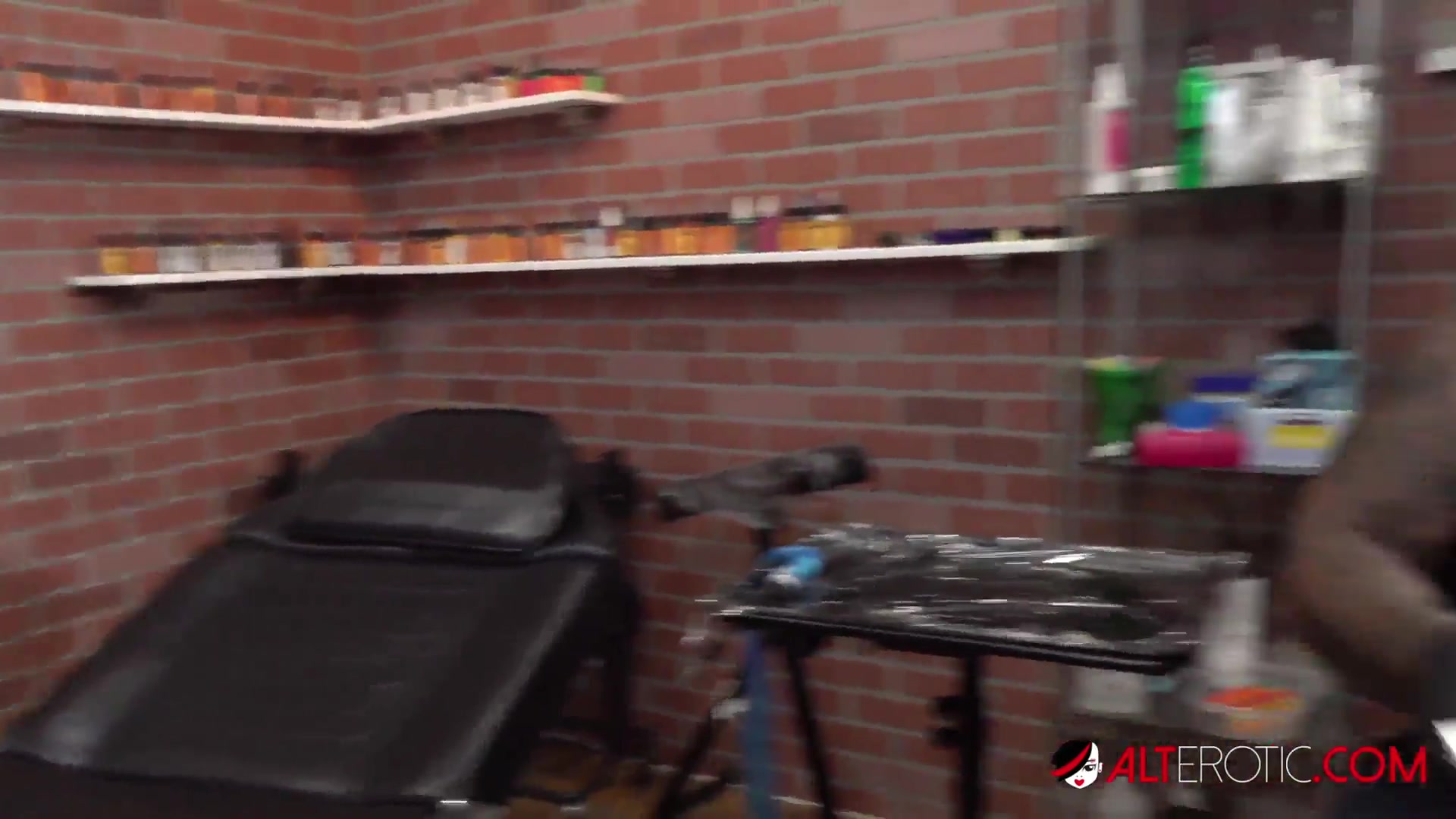 Amber Luke Gets Her Nose Tattooed!