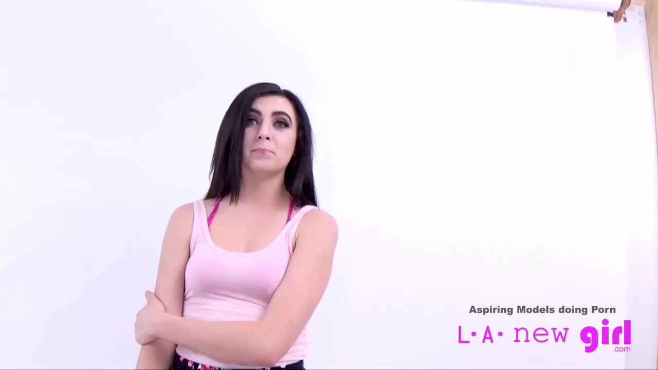 SOUTHERN GIRL SWALLOWS CUM AT PHOTO SHOOT CASTING