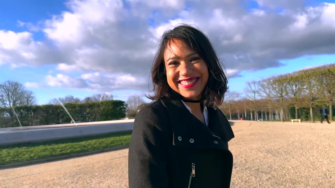 Carollina irradiates the camera ... - Jacquie et Michel TV