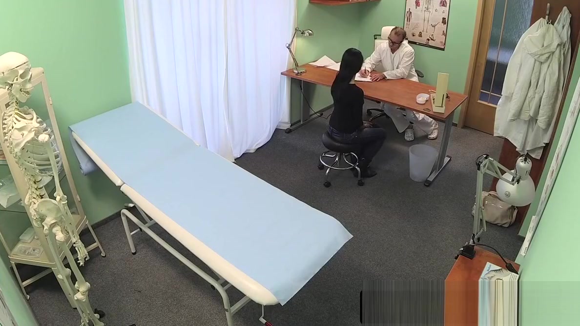 Amateur eurobabes ass gets jizzed by fake doc