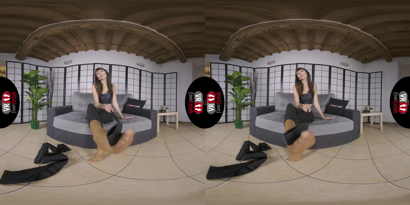 Super Attractive Brunette Teen Reine Vixen Showing Off Her Beautiful And Clean Feet In Vr Action - VRFootFetish