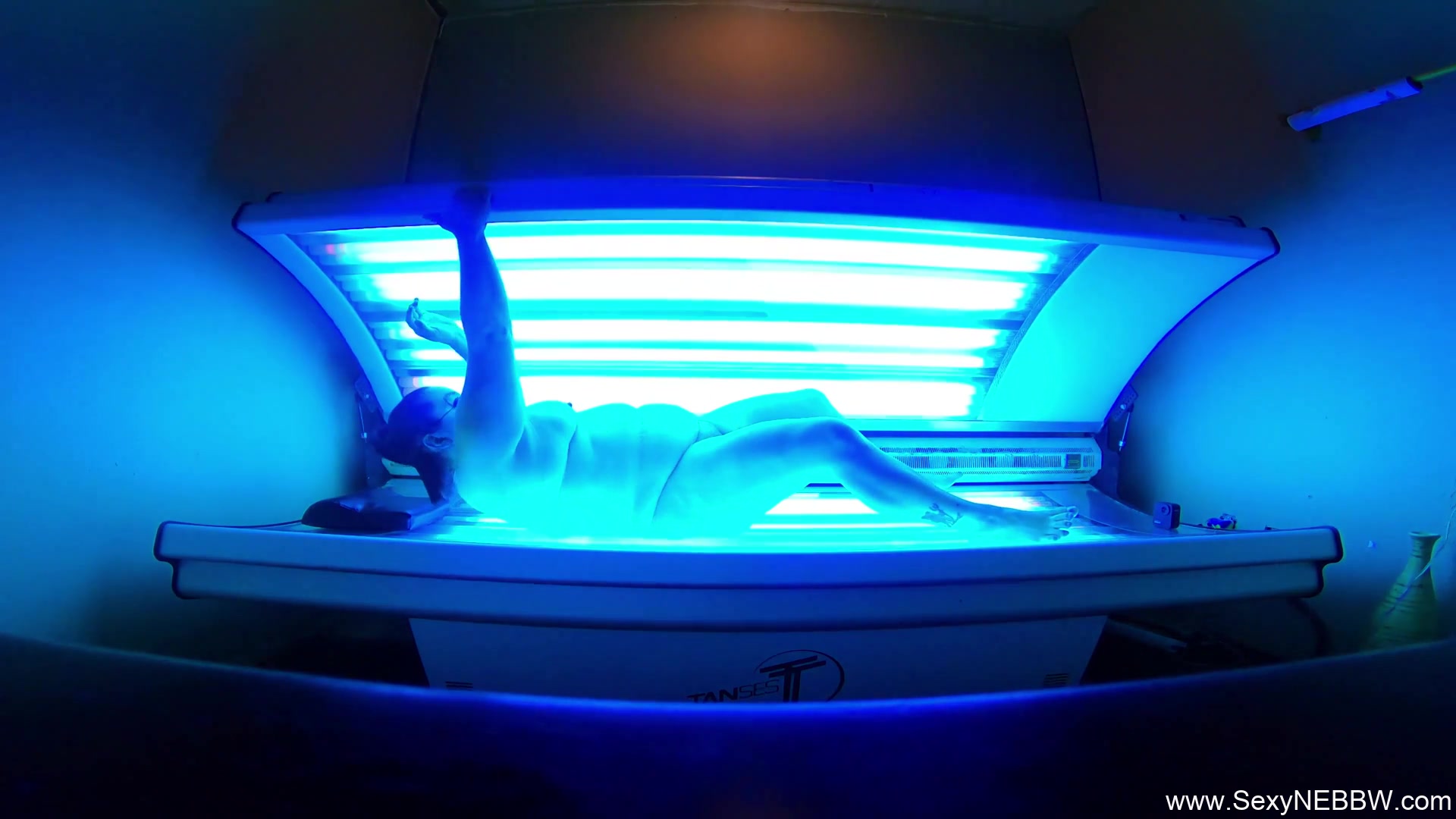 Sexy Bbw Playing Public Tanning Bed - Sexynebbw