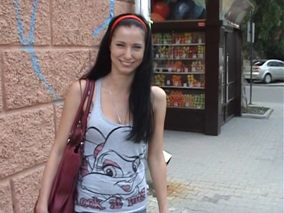 Yulia in horny bloke gets a blowjob from an amateur hot gal