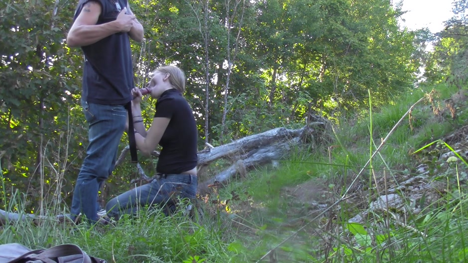Sexy amateur girlfriend losing off jeans for outdoor fuck