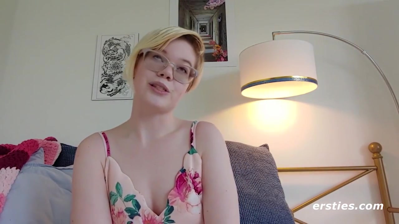 American Hottie Plays With Her Pussy Before Going Anal