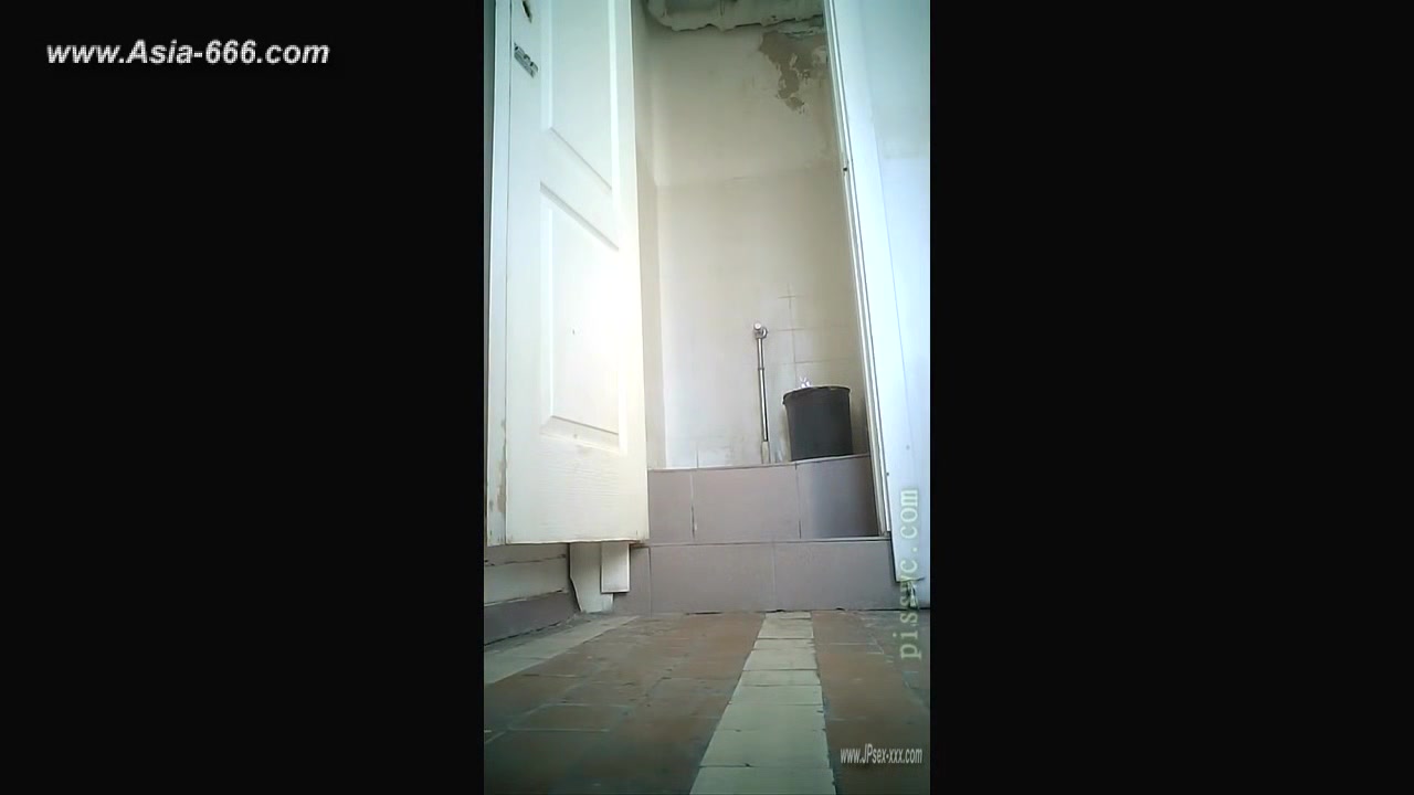 peeping blondes go to toilet.60