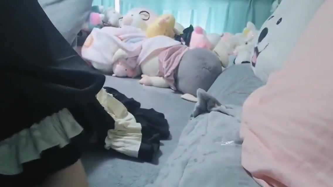 超可爱小放假一人在家，直接在她家里无套搞，这样的纸还有很多，看视频开头介绍可约。 6 Min
