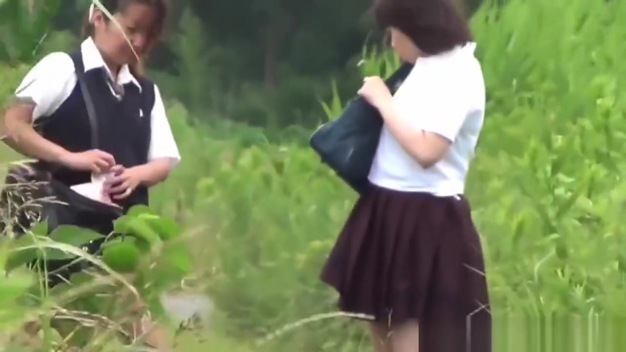 teen 18+ students 18+ Pee Outside