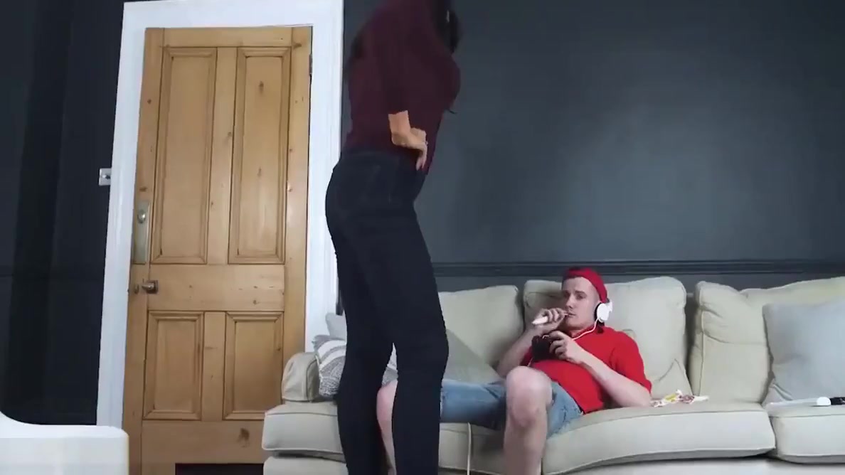 Big Tit Brit Step Mom With Ava Koxxx And Sam Bourne