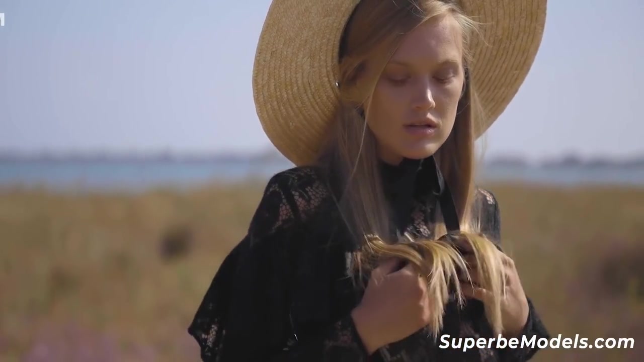 Superbe - Hot Model Dasha Elin Looks Amazing In The Sun
