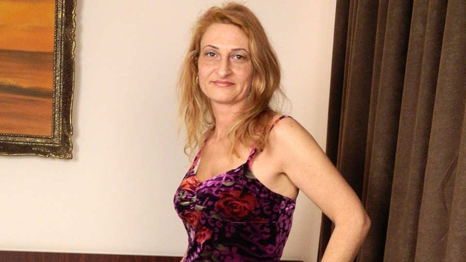 Horny Mature Slut Playing With Her Pussy - MatureNL