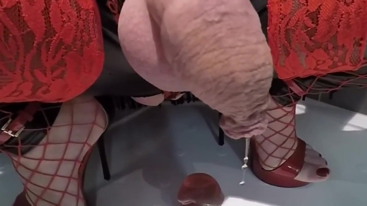 Pissing Shemale Fetish