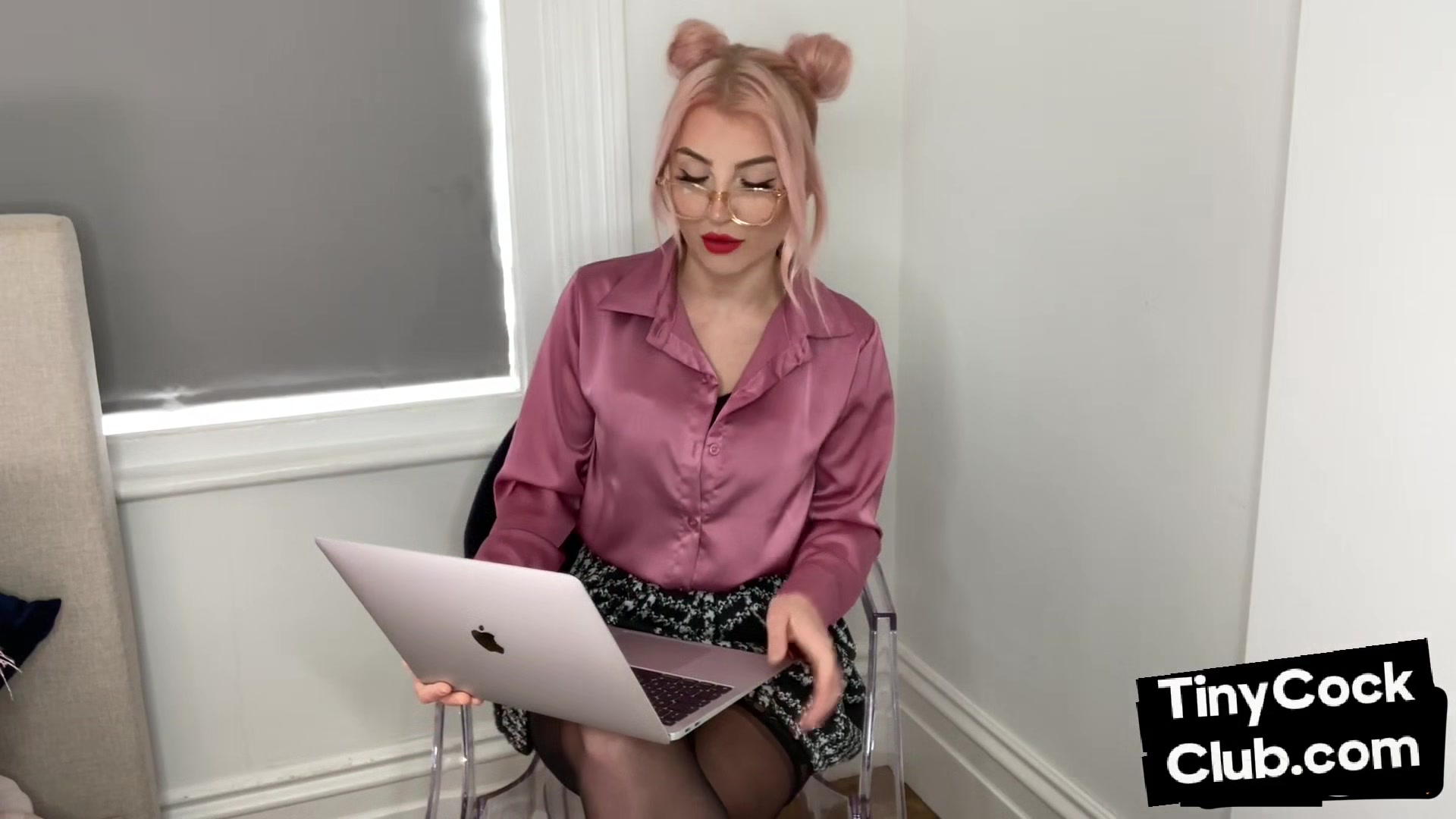 SPH amateur doll humiliates small cocks in solo video