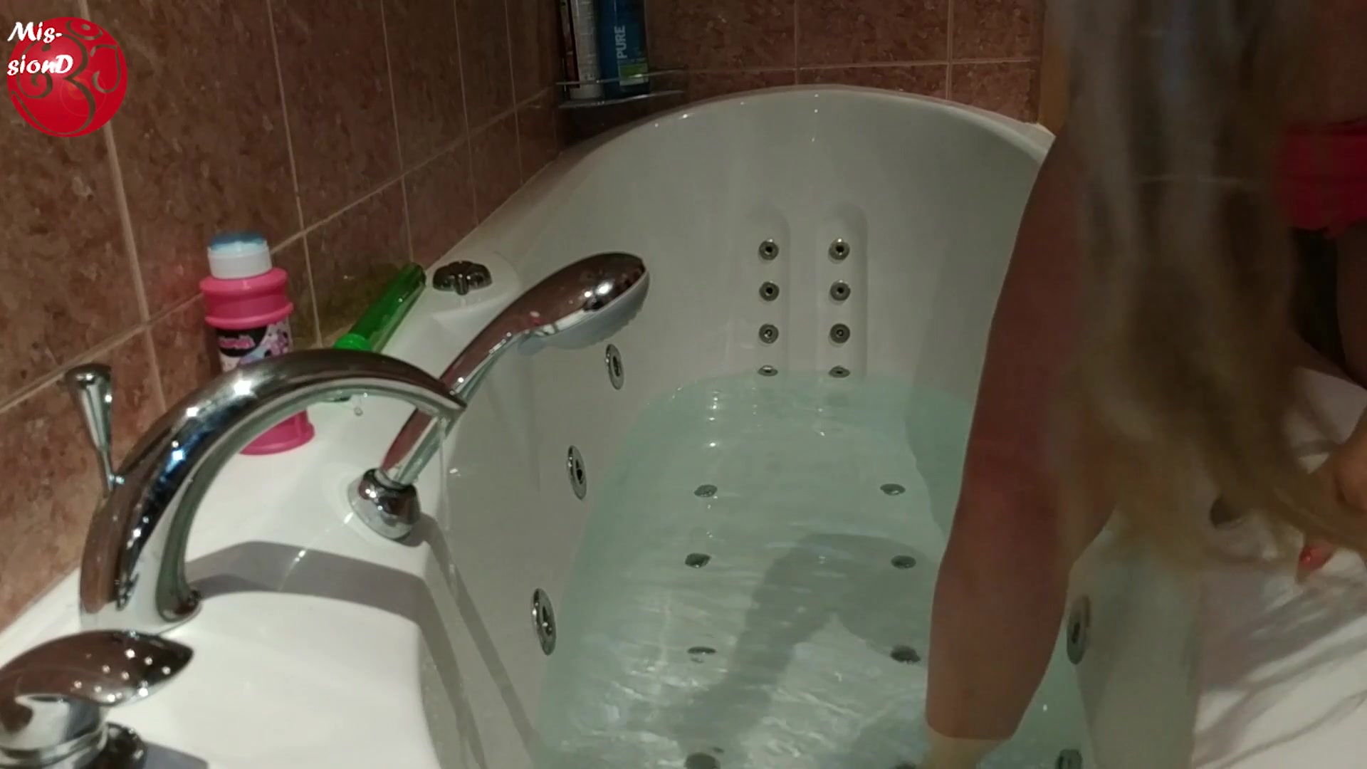 Lollipop Foot Bathtub - Sex Movies Featuring Findom Goaldigger