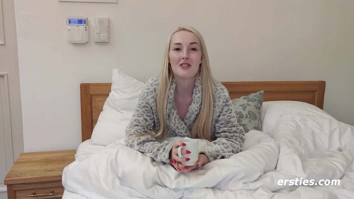 Blonde Babe Andy Masturbates For
