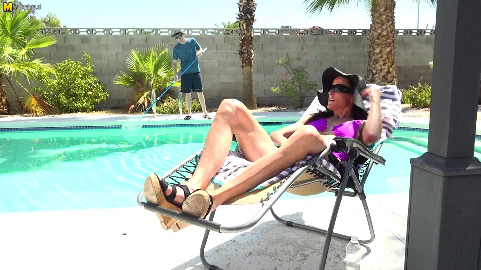 Horny Housewife Seducing The Poolboy For Hardcore Sex - MatureNL