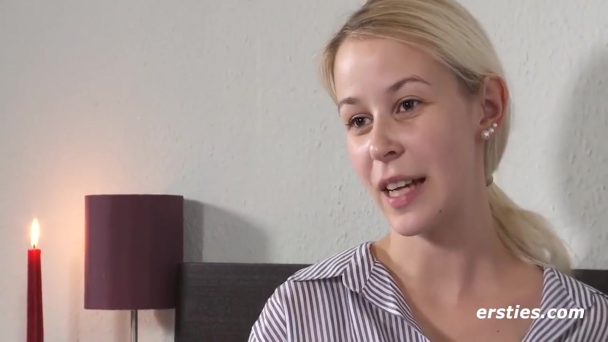 Die Blonde Jenny Massiert Ihre Rasierte Muschi Ausgiebig