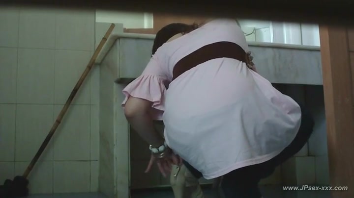 chinese girls go to the toilet.18