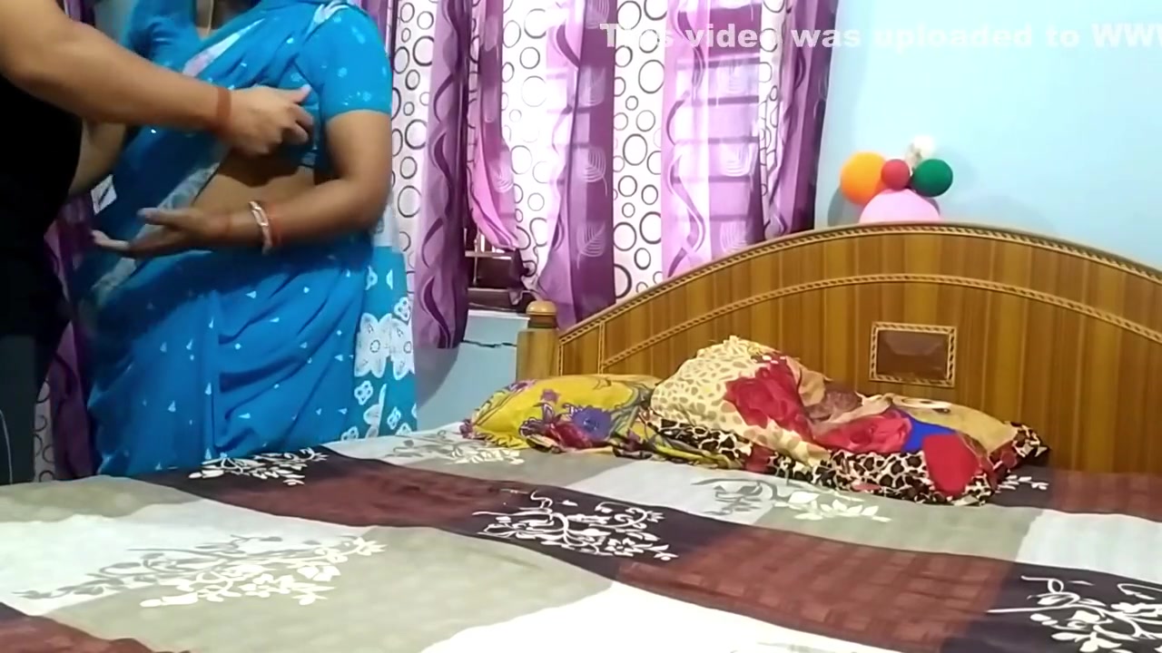 Doctor Smriti Sucking And Fucking Hard In Blue Saree With Her Colleague Mishra At Home On