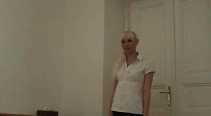 Platinum blonde chick lapdances on huge dick