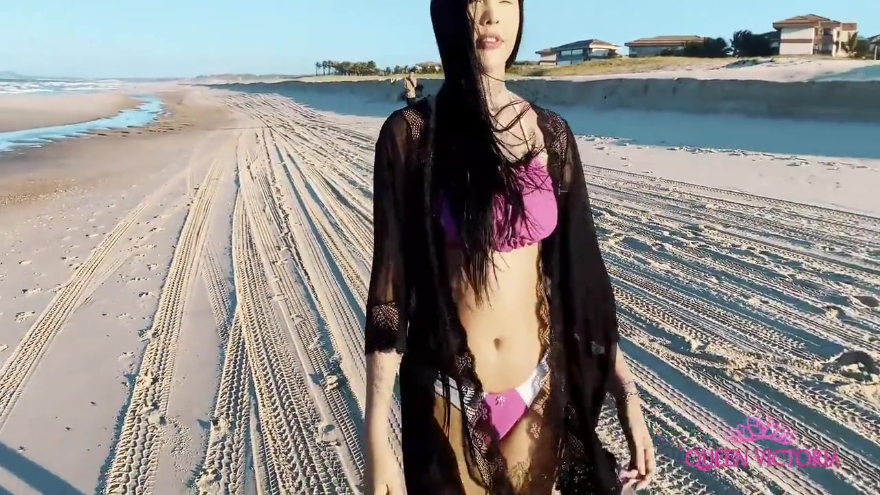 Eu E A Cassi Pegamos O Boy Safado Na Praia E Levamos Ele Para Quarto E Chupamos Muito Aquele Pau Gostoso. 6 Min