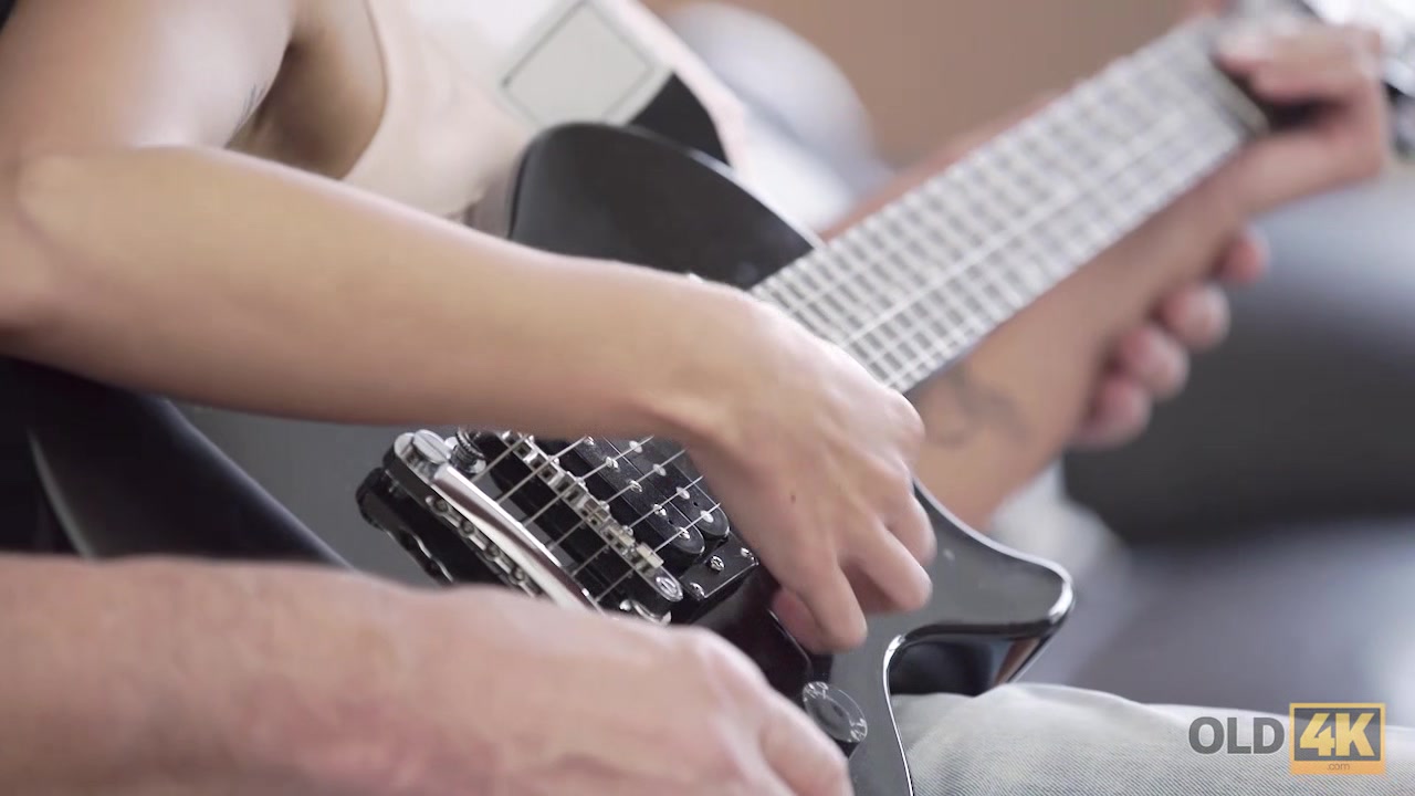 OLD4K. Old bass guitarist acquaints fan with his main instrument