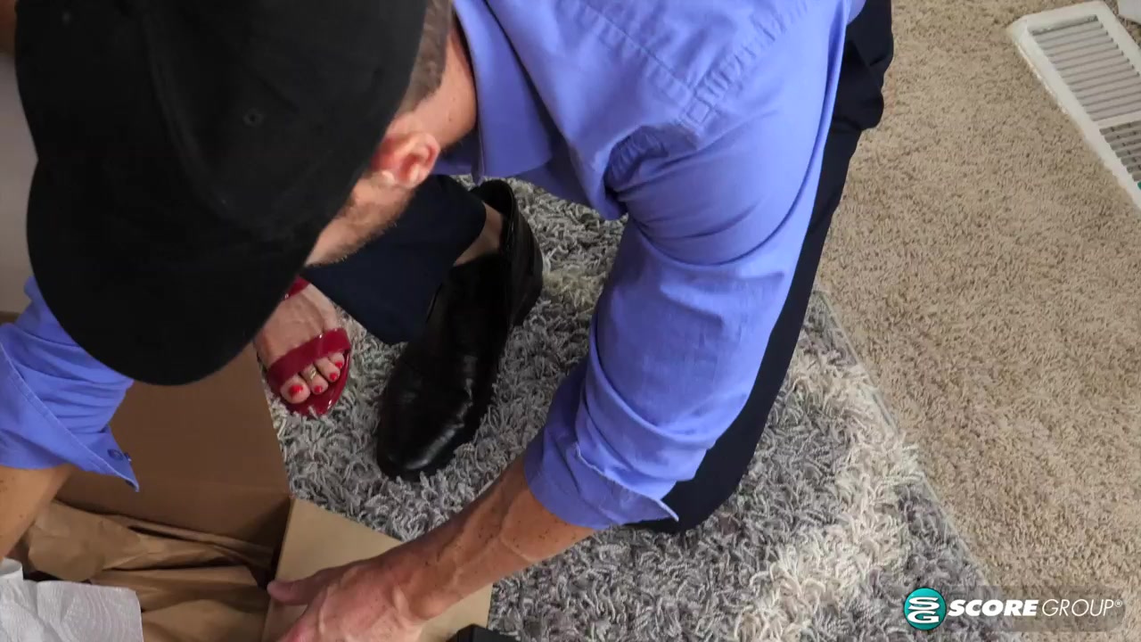 Vanessa, the fuck machine and the delivery man - AnalQts