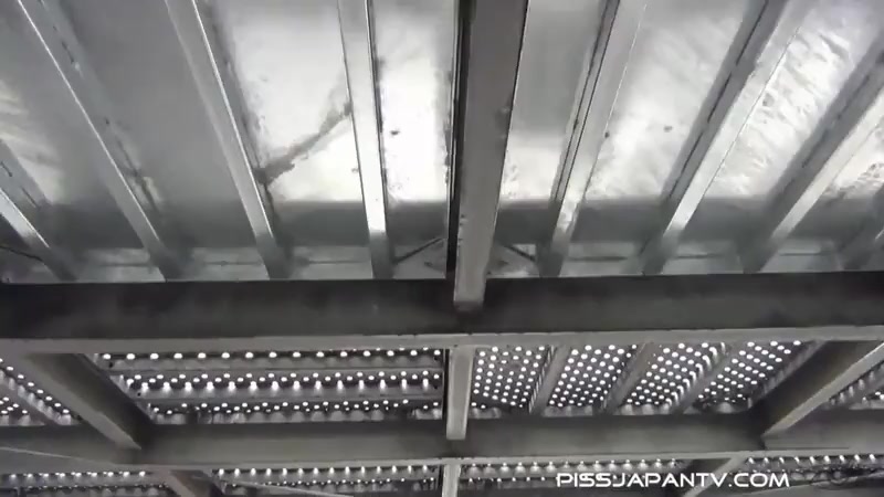 Spraying On The Catwalk - PissJapanTV