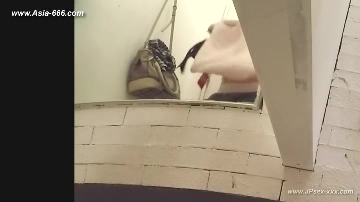 peeping asian changeroom.1