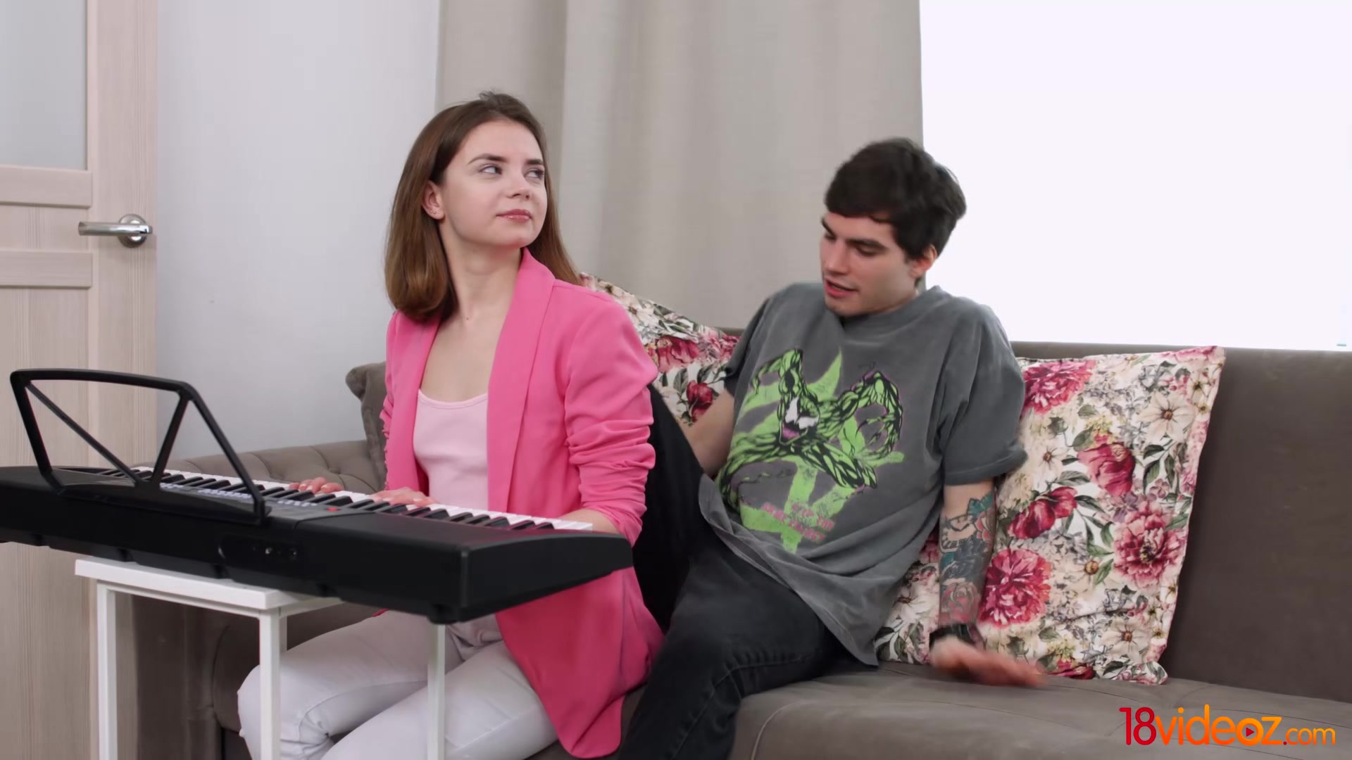 18 Videoz - Bella Gray - Music lesson anal with tutor