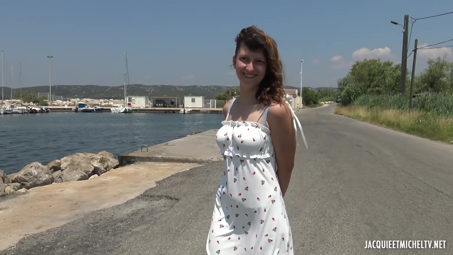 Outdoors fuck for the young Melany
