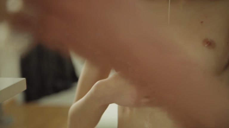 Enjoyable blond Erica oils body and reaches agonorgasmos by marital-device