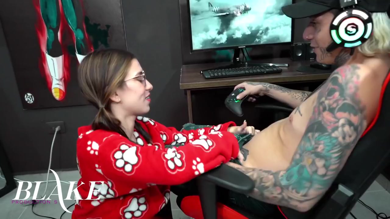 Perra Latina Busca Su Hermanstro Gamer Para Follar