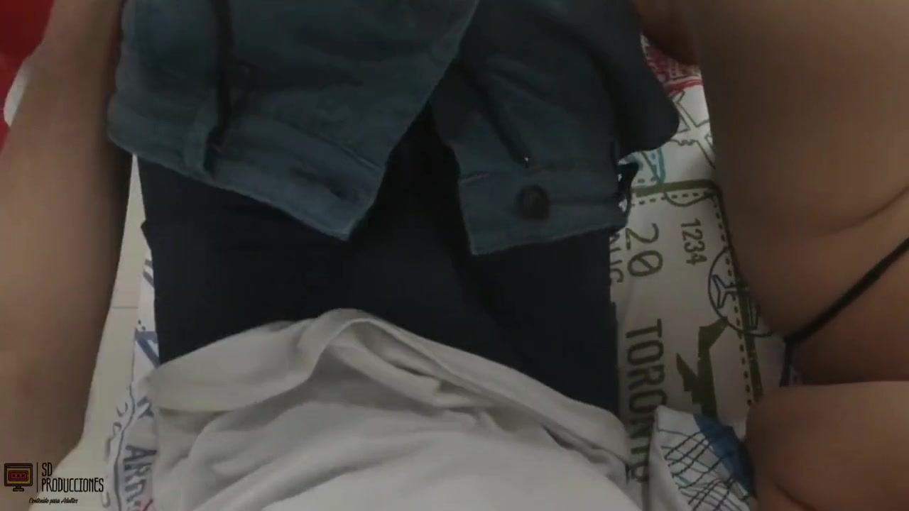 Find My Stepsister In Her Room Watching Porn And I Get Horny And She Gives Me A Blowjob - Porn In Spanish